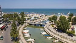 Il porto di Cattolica con le barche ormeggiate e la spiaggia, Emilia Romagna. Il porto sorge alla foce del fiume Tavollo: qui i pescatori praticano ancora la loro attività - © Michele ...