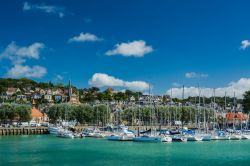 Il porto di Deauville con barche e yacths ormeggiati, Normandia (Francia). Questa elegante e raffinata cittadina divenne sin dagli inizi del XX° secolo dimora di personaggi famosi - © ...