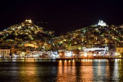 Il porto di Ermopoli sull'isola di Syros, Grecia, illuminato by night.
