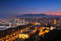 Una foto serale di Malaga, Spagna, dove è ben visibile il porto. Malaga è una delle località più importanti dell'Andalusia - foto © SJ Travel Photo ...