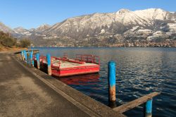 Il porto di  Maraglio Peschiera a Monte Isola, Lago d'Iseo. Il grazioso porticciolo di questo borgo lombardo, uno dei più belli d'Italia, ospita imbarcazioni e "naet", ...