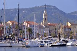 Il porto di Sanary-sur-Mer con le barche ormeggiate, Costa Azzurra. E' il borgo più soleggiato di tutta la Francia con soli 61 giorni di pioggia l'anno.
