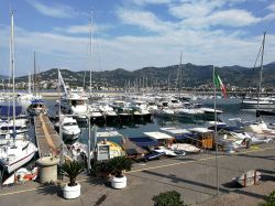 Il porto di Sapri, Salerno, con barche e yachts ormeggiati fotografato da una terrazza - © Lucamato / Shutterstock.com