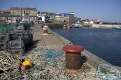 Il porto di Seahouses, ingresso alle isole Farne, Inghilterra. Queste isole inglesi si visitano con un tour in barca partendo proprio da Seahouses.



