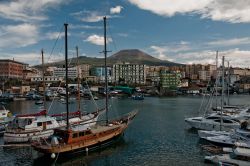 Il Porto di Torre del Greco con il profilo del Vesuvio sullo sfondo