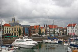 Il porto di Vlissingen (Olanda) in una giornata nuvolosa con barche e yachts ormeggiati.

