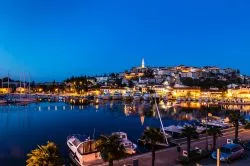 Il porto e il villaggio di Vrsar fotografati di notte, Croazia. Questa cittadina è il perfetto punto di partenza per visitare l'Istria e la Croazia.



