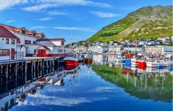 Il porto e le case colorate di Honningsvag in Norvegia, non distante da Capo nord