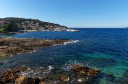 Il porto turistico di Les Oursinieres sulla costa di Le Pradet, Francia.
