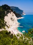 Il promontorio del Conero con le rocce bianche e le belle spiagge di Numana nelle Marche