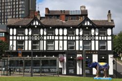 Il pub Howard con facciata in stile Tudor a Sheffield, Yorkshire, Inghilterra. Questa cittadina è la sesta più grande dell'Inghilterra con una popolazione di circa 530 mila ...