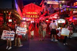 
	Il quartiere a luci rosse di Bangkok in Thailandia ...