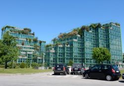 Il Quinto Palazzo Uffici dell'ENI a San DOnato Milanese in Lombardia - © Lucamato / Shutterstock.com