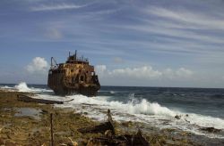 Il relitto di una nave al largo dell'isola di Klein Curacao, Regno dei Paesi Bassi. E' una delle principali attrazioni per i turisti che si spingono sino a qui.
