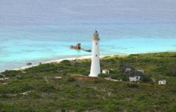 Il remoto Castle Island Lighthouse a Acklins, Bahamas. Costruito nel 1867, questo faro sorge sulla punta meridionale dell'isola. Proprio di fronte si trova il relitto di una nave naufragata ...