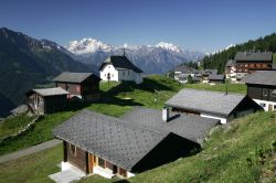 Il Rhonetal visto da Bettmeralp, Svizzera. Sullo sfondo la semplice architettura della chiesetta della memoria.

