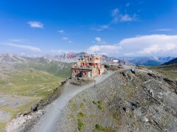 Il rifugio Garibaldi sul Passo dello Stelvio, Lombardia/Trentino Alto Adige. Deve il suo nome all'omonima rocca su cui sorge in prossimità del confine fra la provincia di Sondrio, ...