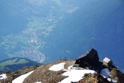 Il rifugio Mantova visto dalla cima del Vioz con il villaggio di Pejo in fondo alla valle, Trentino Alto Adige. Ospita circa 60 posti letto ed è aperto dal 20 giugno al 20 settembre. ...