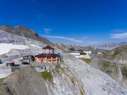 Il rifugio Tibet sul Passo dello Stelvio in estate. Ispirato all'architettura tibetana, questo rifugio ristorante offre una splendida vista panoramica sulle montagne circostanti.
