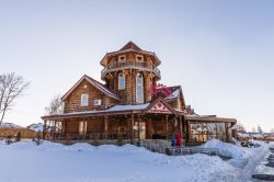 Il ristorante e hotel Mordovskoe Podvorye a Saransk, Russia, in inverno. Questo suggestivo chalet in legno è immerso nella neve  - © Damira / Shutterstock.com