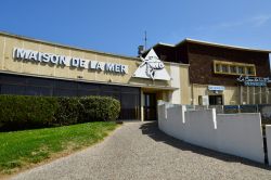 Il ristorante Maison de la Mer a Courseulles-sur-Mer, Francia - © Pack-Shot / Shutterstock.com