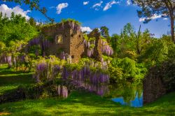 Il romantico parco del Giardino della Ninfa a Cisterna di Latina nel Lazio.