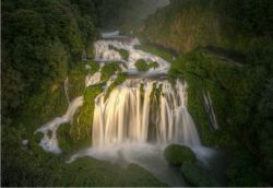 Il salto inferiore della Cascata delle Marmore illuminato di notte con la luce artificiale