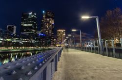 Il Sandridge Bridge sul fiume Yarra by night a Melbourne (Australia). In origine ponte ferroviario, è stato riconvertito ad uso pedonale quando la linea ferroviaria è stata chiusa ...