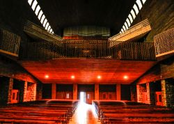 Il santuario di Arantzazu a Onati, Paesi Baschi, Spagna. I lavori di costruzione della basilica iniziarono nel 1950 e l'edificio venne inaugurato cinque anni più tardi - © Ander ...