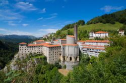 Il santuario di Arantzazu, Guipuzcoa, Spagna. Situato a 800 metri di altezza e immerso nel paesaggio montano, l'edificio attuale risale alla metà del XX° secolo. Fu costruito ...