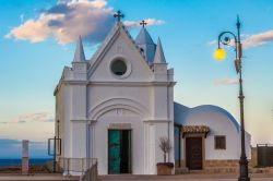 Il santuario di Capo Colonna al tramonto, Crotone, Calabria. Situato nell'area archeologica di Capo Colonna, questo edificio religioso ospitava in origine un'icona molto venerata. La ...