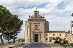 Il Santuario di Maria SS. del Bosco a Niscemi in Sicilia. Questo edificio religioso a una sola navata ha forma ellittica ed è decorato in stile barocco © Giacomo Di Noto - Opera ...