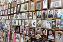 Il santuario di Nostra Signora di Aires a Viana do Alentejo, Portogallo. Per ringraziare delle numerose grazie ricevute i fedeli hanno lasciato fotografie e oggetti - © Joaquin Ossorio ...