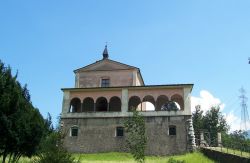 Il Santuario di S. Silvestro ad Angolo Terme in Lombardia - © Luca Giarelli, CC BY-SA 3.0, Wikipedia