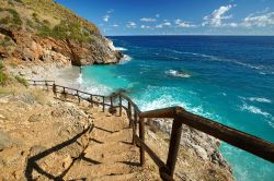 Il sentiero costiero della Riserva Naturale Orientata dello Zingaro che collega San Vito lo Capo a Scopello in Sicilia.