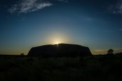 Il Sole tramonta su Uluru la montagna sacra del Red Centre in Australia - © Heleen Van Assche / Shutterstock.com