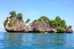 Il suggestivo paesaggio di una laguna con isole a Trang, sud della Thailandia.

