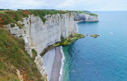 Il suggestivo panorama offerto dalla Costa d'Alabastro, Francia. Per ammirare questi scorci è consigliato spostarsi su un'automobile e percorrere le strade costiere - © Max ...