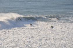 Il surfista McNamara affronta le onde oceaniche di Nazaré in Portogallo.