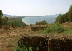 il Talamonaccio ed il panorama della spiaggia di Fonteblanda in Toscana - © Louis-garden (My Photos Site) - CC BY-SA 3.0, Wikipedia