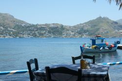 Il tavolo di una trattoria sul lungomare di Telendos, isola del Dodecaneso (Grecia).

