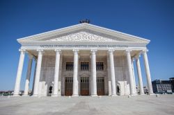 Il teatro dell'opera, Astana - Può ospitare fino a 1250 spettatori il nuovo teatro dell'opera lirica e della danza, in stile neoclassico, recentemente costruito e inaugurato nella ...