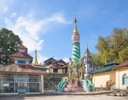 Il tempio buddhista Wut Tite Kyoung Par Yi Yat Ti Sar Thin Tite a Myeik, Mergui, Myanmar.
