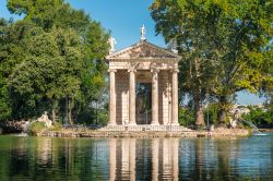 Il Tempio di Esculapio nel giardino di Villa Borghese a Roma