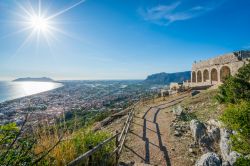 Il tempio di Jupiter Anxur a Terracina e la costa tirrenica del Lazio - © Stefano_Valeri / Shutterstock.com
