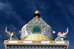 Il Tempio di Kalaczakra a Dharamsala, Punjab, India. Incastonato fra gli edifici della città, risplende per i colori e le decorazioni.



