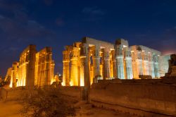 Il Tempio di Luxor illuminato di notte, Egitto. Qui si vedono il cortile del peristilio di Amenhotep III e la sala ipostila.

