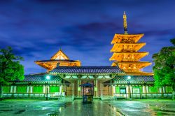 Il tempio Shitennoji di Osaka illuminato di notte (Giappone).
