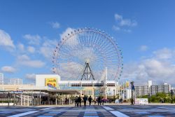 Il Tempozan Harbor Village a Osaka, Giappone. Fra le principali attrazioni di Osaka, ospita un acquario, un centro commerciale, un parco divertimenti Legoland e una ruota panoramica - © ...