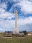 Il Tennyson Memorial sull'isola di Wight, Inghilterra. Il monumento sorge su una cresta di gesso con scogliere a picco nel sud dell'isola: questa croce celtica in marmo venne creata ...